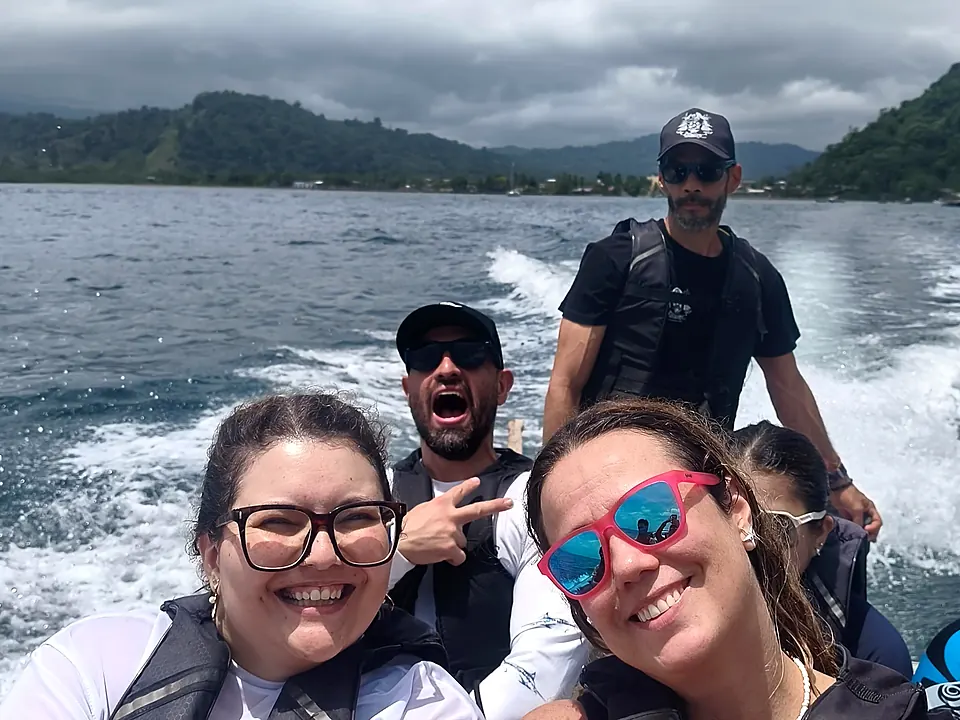 Makaras sonrientes en una lancha en el Pacífico
